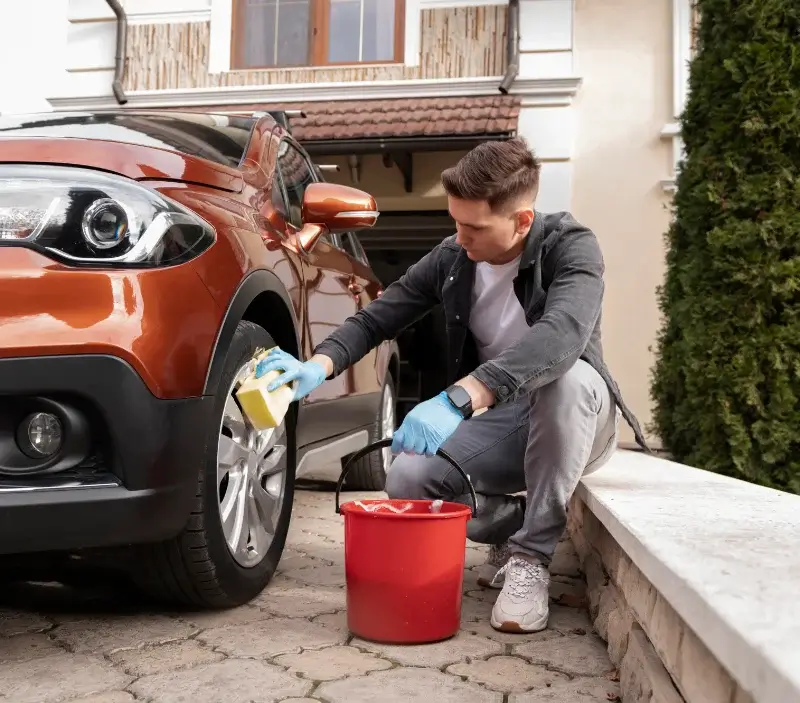 Lavage auto à domicile Saint-Brice-Courcelles : professionnel intervenant sur un véhicule